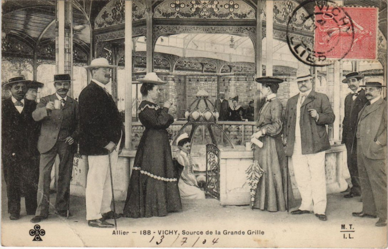 Carte postale ancienne Vichy Source de la Grande Grille à Vichy