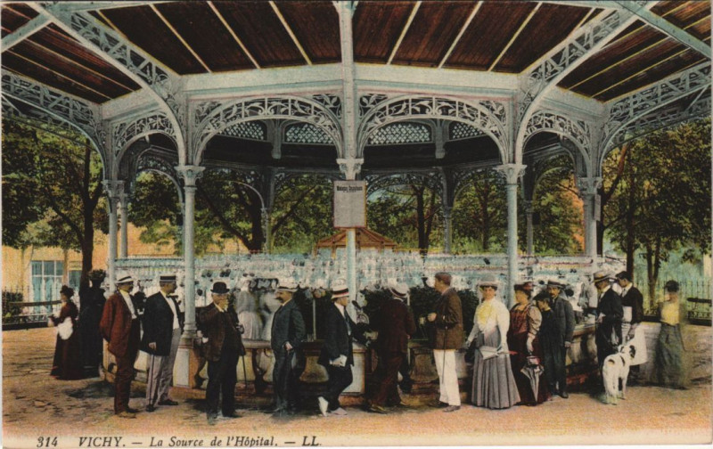 Carte postale ancienne Vichy Source de l'Hopital à Vichy