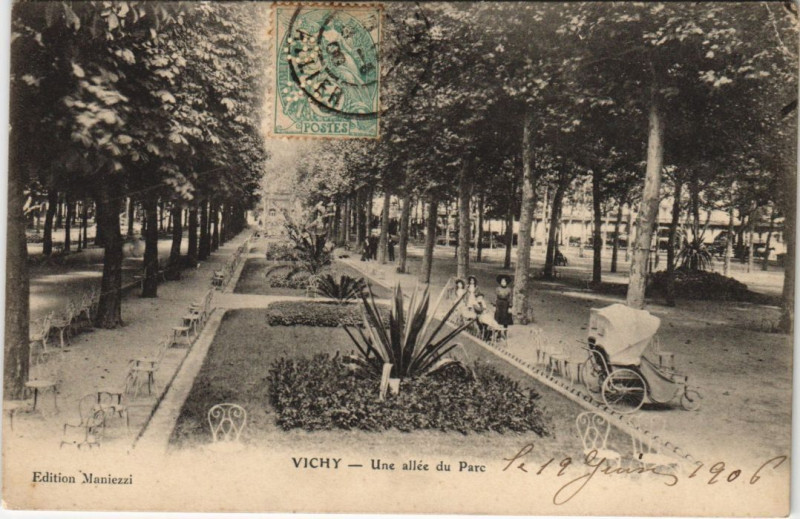 Carte postale ancienne Vichy Une Allee du Parc à Vichy