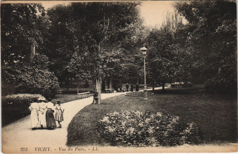 Carte postale ancienne Vichy vue du Parc à Vichy