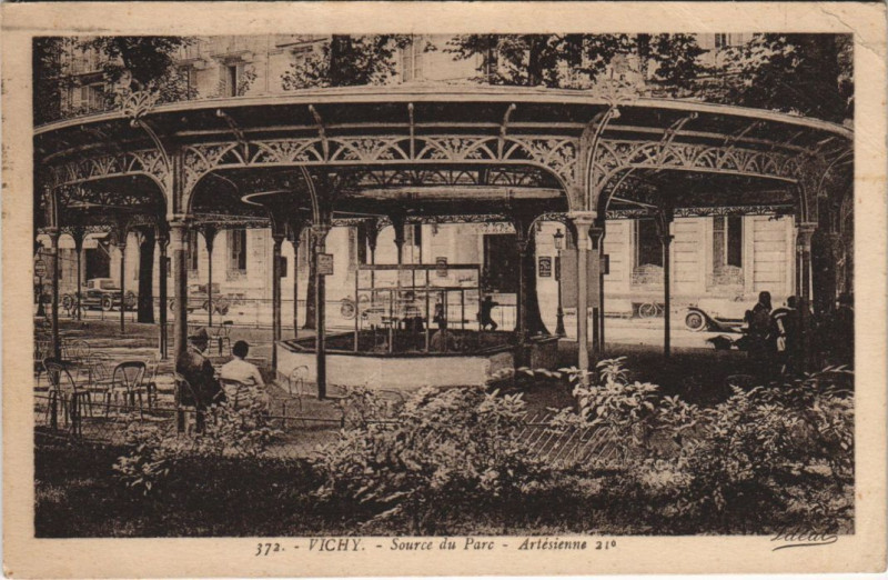 Carte postale ancienne Vichy Source du Parc à Vichy