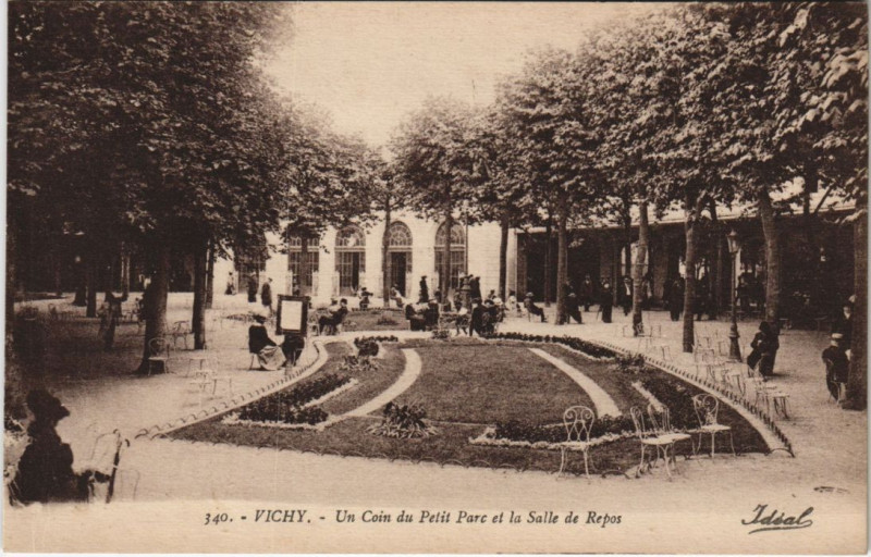 Carte postale ancienne Vichy un coin du Petit Parc et la Salle de Repos à Vichy