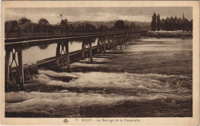 Carte postale ancienne Vichy Le Barrage et la Passerelle à Vichy