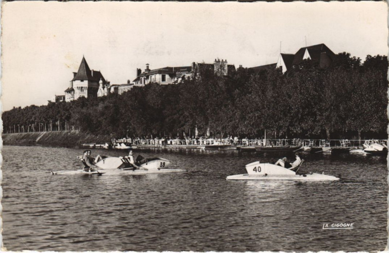Carte postale ancienne Vichy Les Bords de l'Allier , Les Pedalos à Vichy