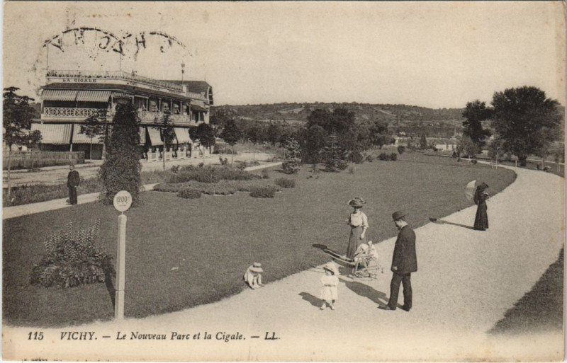 Carte postale ancienne Vichy Le Nouveau Parc et la Cigale à Vichy
