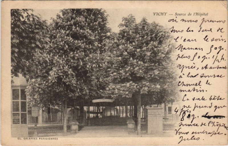 Carte postale ancienne Vichy Source de l'Hopital à Vichy