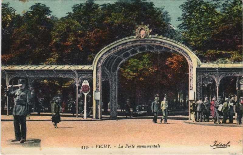 Carte postale ancienne Vichy Porte Monumentale à Vichy