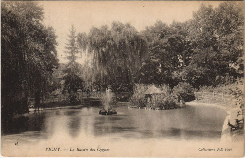 Carte postale ancienne Vichy Bassin des Cygnes à Vichy
