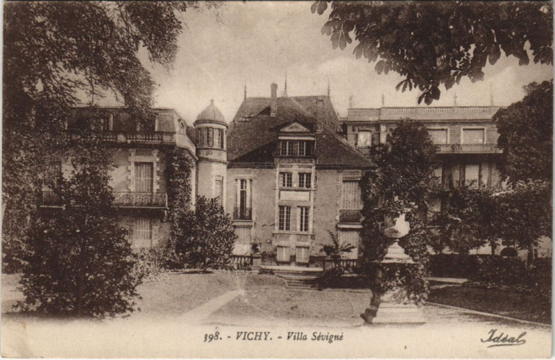 Carte postale ancienne Vichy Villa Sevigne à Vichy