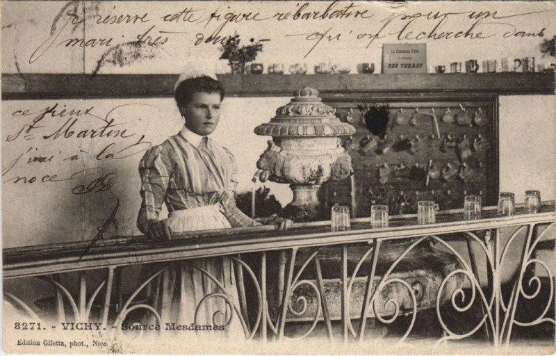Carte postale ancienne Vichy Source Mesdames à Vichy