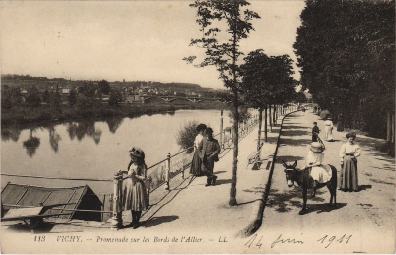 Carte postale ancienne Vichy Promenade sur les Bords de l'Allier à Vichy