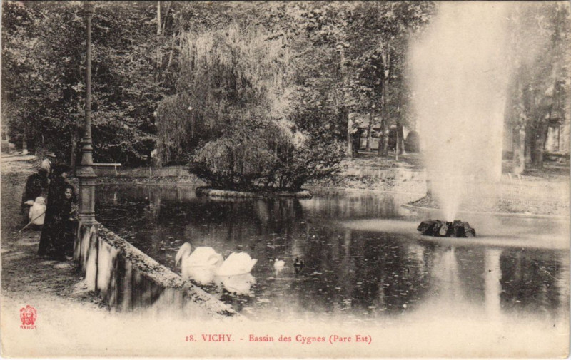 Carte postale ancienne Vichy Bassin des Cygnes à Vichy
