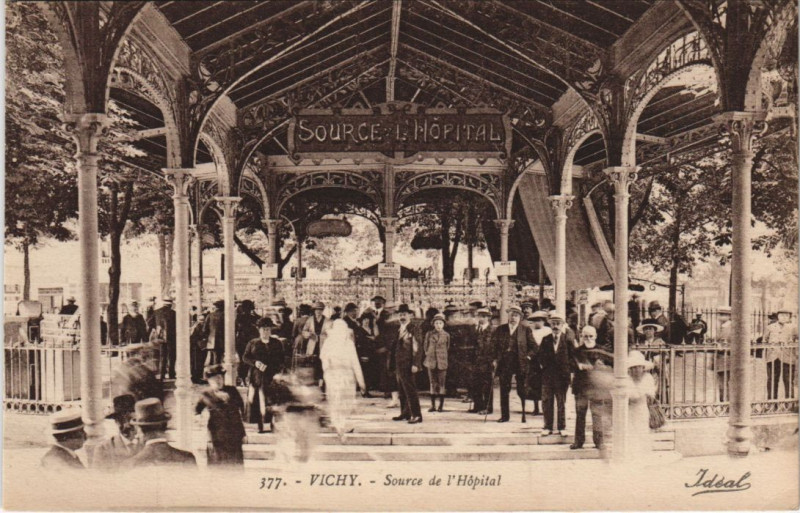 Carte postale ancienne Vichy Source de l'Hopital à Vichy