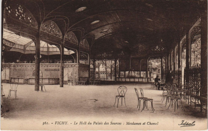 Carte postale ancienne Vichy Le Hall du Palais des Sources, Mesdames et Chomel à Vichy