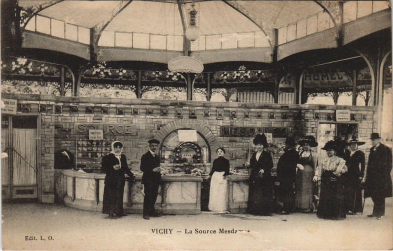 Carte postale ancienne Vichy Source Mesdames à Vichy