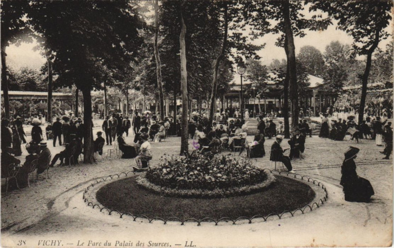 Carte postale ancienne Vichy Le Parc du Palais des Sources à Vichy