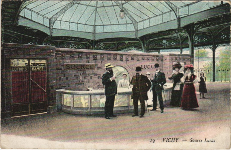 Carte postale ancienne Vichy Source Lucas à Vichy