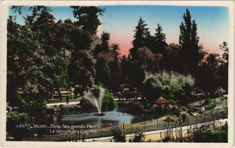 Carte postale ancienne Vichy Dans les Grands Parcs , Bassin des Cygnes à Vichy