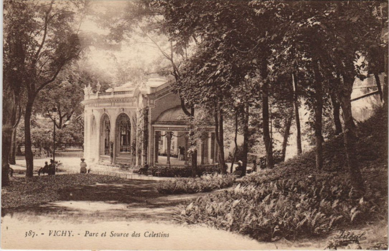 Carte postale ancienne Vichy Parc et Source des Celestins à Vichy