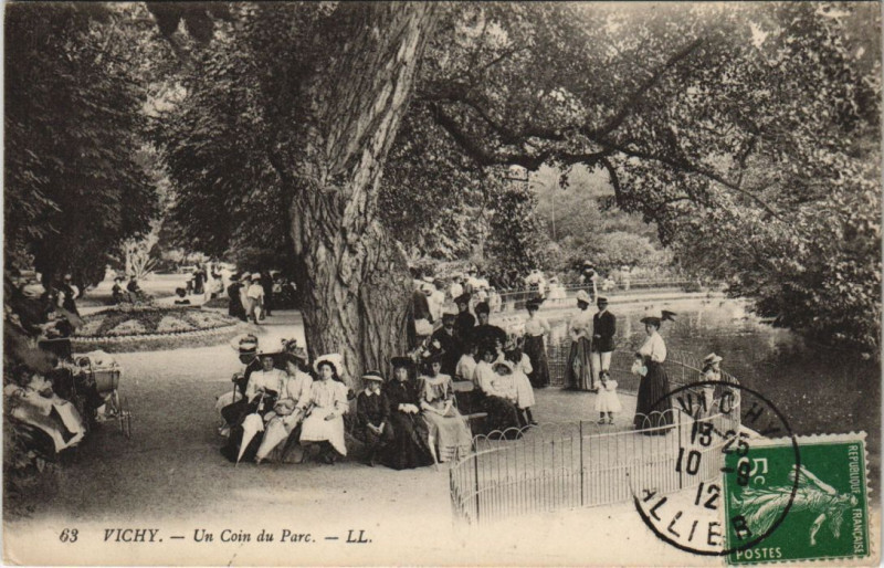 Carte postale ancienne Vichy un Coin du Parc à Vichy