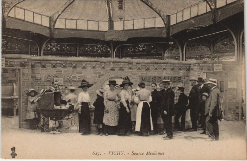 Carte postale ancienne Vichy Source Mesdames à Vichy