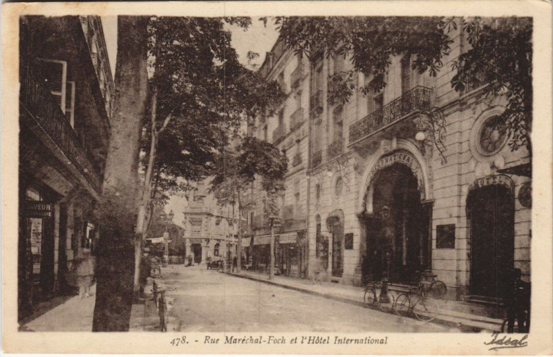 Carte postale ancienne Vichy Rue Marechal Foch et Hotel International à Vichy