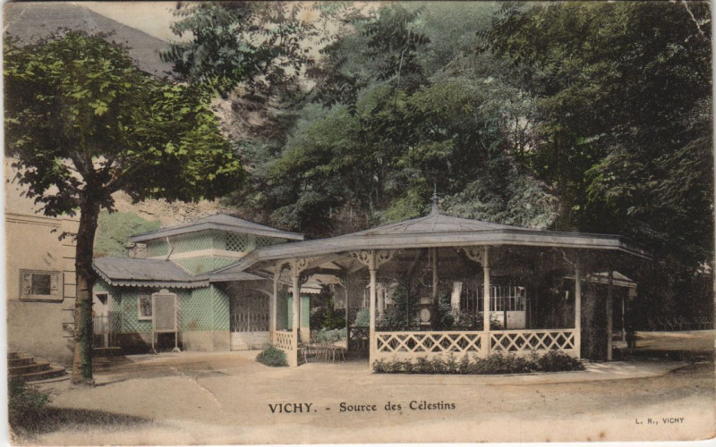 Carte postale ancienne Vichy Source des Celestins à Vichy