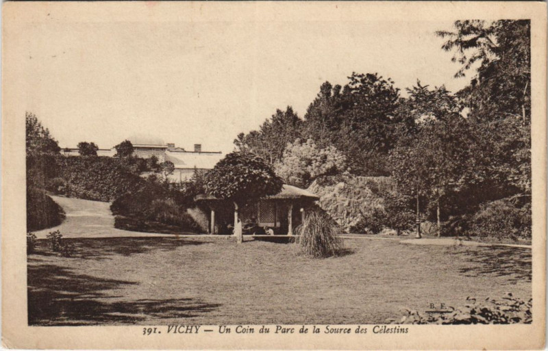 Carte postale ancienne Vichy Un coin du parc de la Source des Celestins à Vichy