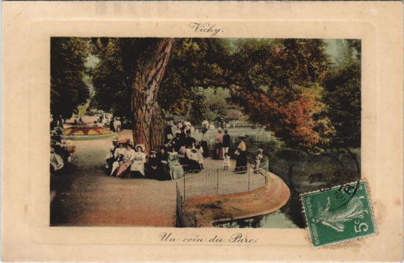 Carte postale ancienne Vichy un Coin du Parc à Vichy