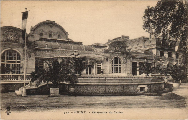 Carte postale ancienne Vichy perspective du Casino à Vichy