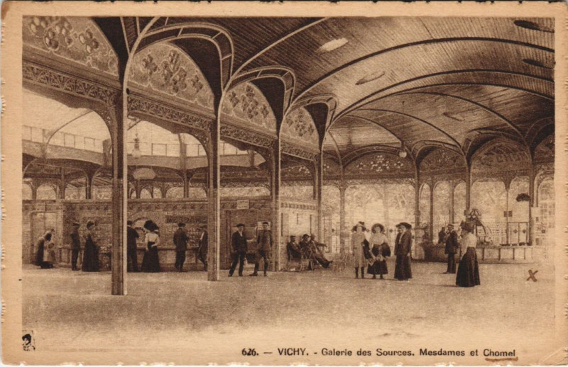 Carte postale ancienne Vichy Galerie des Source , Mesdames et Chomel à Vichy