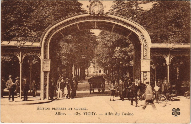Carte postale ancienne Vichy Allee du Casino à Vichy