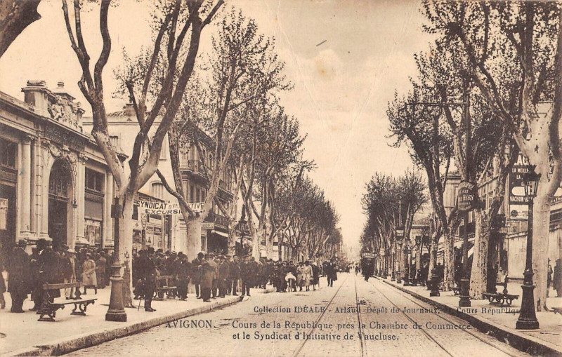 Carte postale ancienne Avignon Cours De La Republique Pres La Chambre De Commerce à Avignon