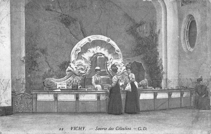 Carte postale ancienne Vichy Source Des Celestins à Vichy