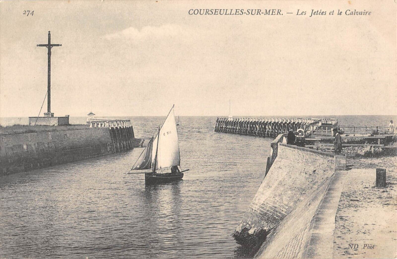 Carte postale ancienne Courseulles Sur Mer Les Jetees Et Le Calvaire à Courseulles-sur-Mer