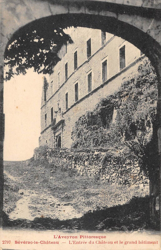 Carte postale ancienne Severac Le Chateau Entree Du Chateau Et Grand Batiment
