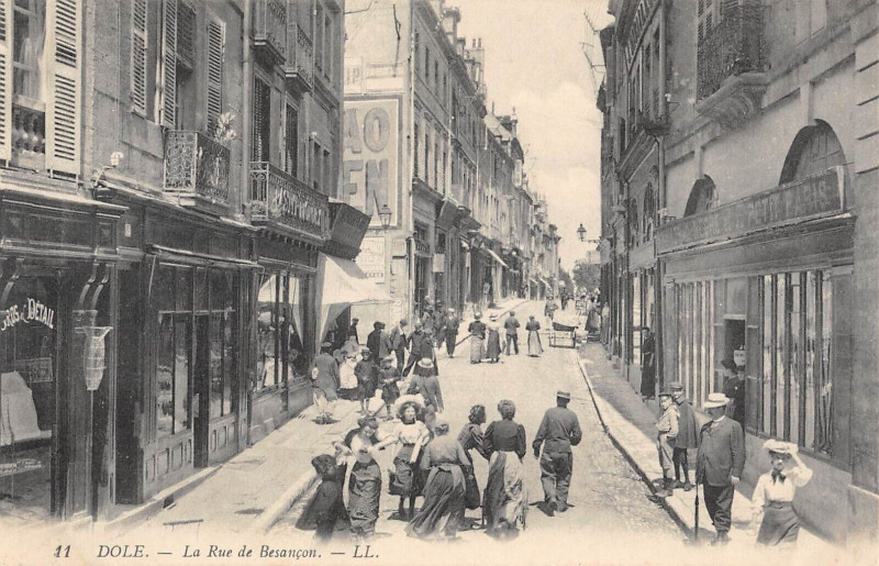 Carte postale ancienne Dole La Rue De Besancon à Dole