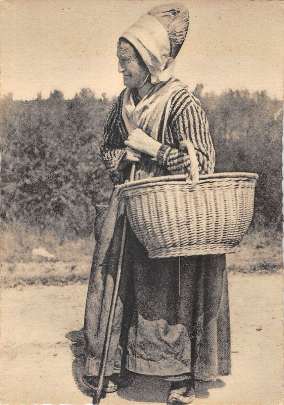 Carte postale ancienne Lusigne La Mere Pique Vieille Paysanne