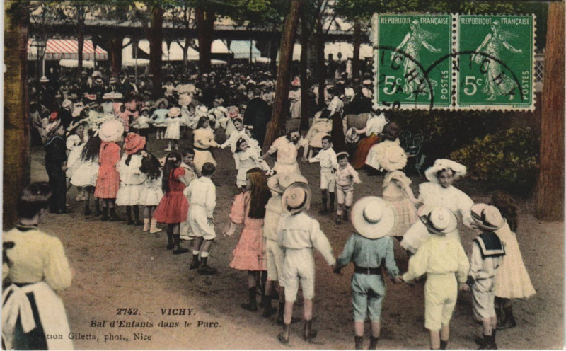 Carte postale ancienne Vichy Bal d'Enfants dans le Parc à Vichy