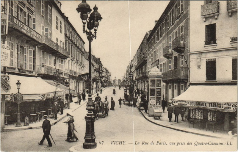 Carte postale ancienne Vichy La Rue de Paris - Vue prise des Quatre-Chemins à Vichy