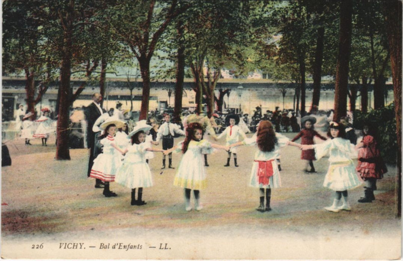 Carte postale ancienne Vichy Bal d'Enfants à Vichy