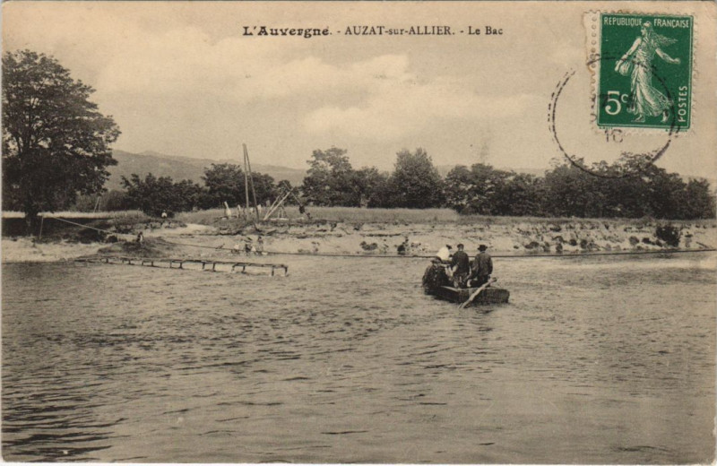 Carte postale ancienne Auzat-sur-Allier Le Bac