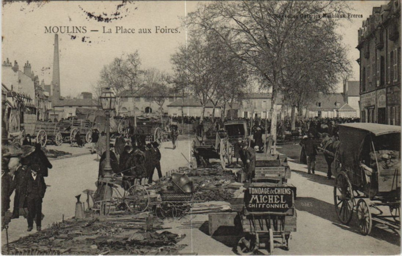 Carte postale ancienne Moulins La Place aux Foires à Moulins