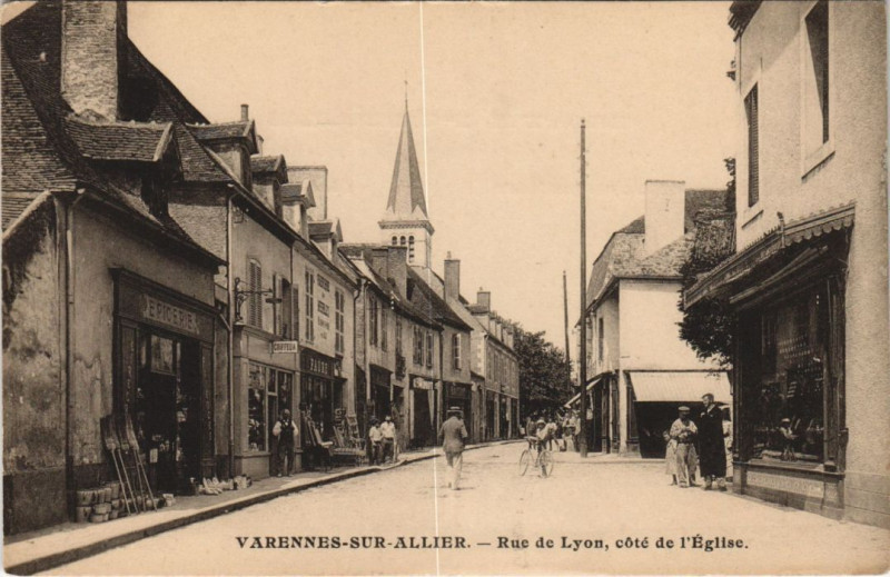 Carte postale ancienne Varennes-sur-Allier Rue de Lyon - Cote de l'Eglise à Varennes-sur-Allier