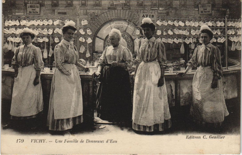Carte postale ancienne Vichy Une Famille de Donneuses d'Eau à Vichy