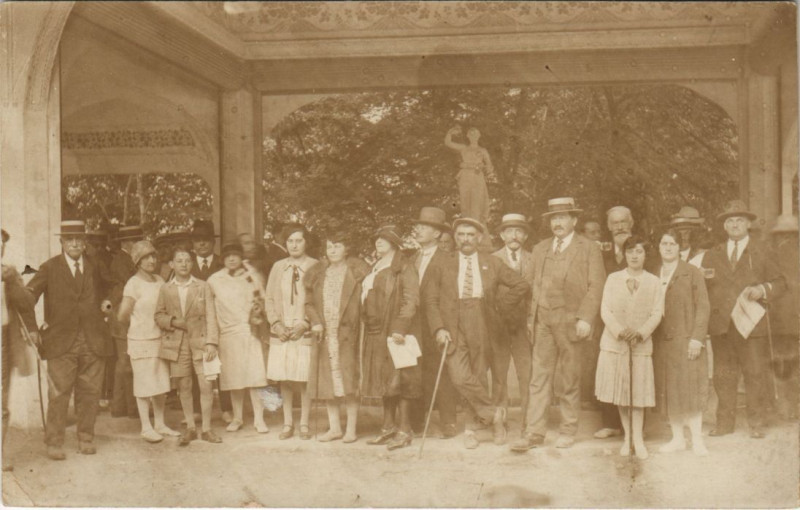 Carte postale ancienne Neris-les-Bains Group of People