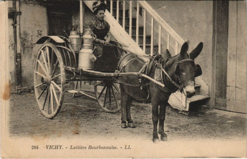Carte postale ancienne Vichy Laitiere Bourbonnais à Vichy