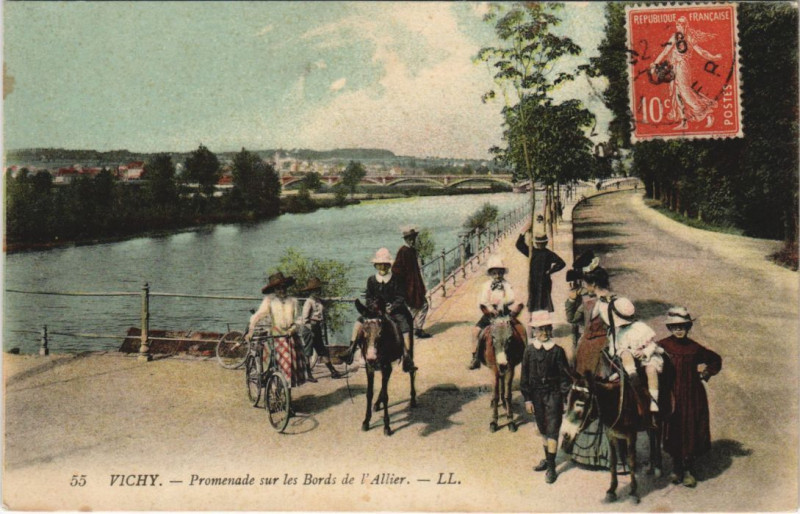 Carte postale ancienne Vichy Promenade sur les Bords de l'Allier à Vichy
