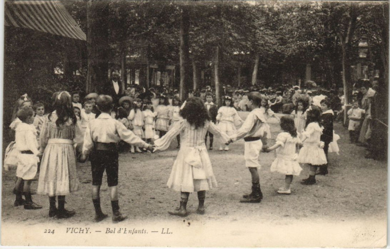 Carte postale ancienne Vichy Bal d'Enfants à Vichy
