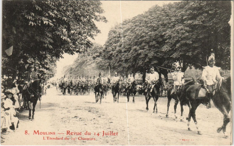 Carte postale ancienne Moulins Revue du 14 Juillet - L'Etendard du 10. Chasseurs à Moulins